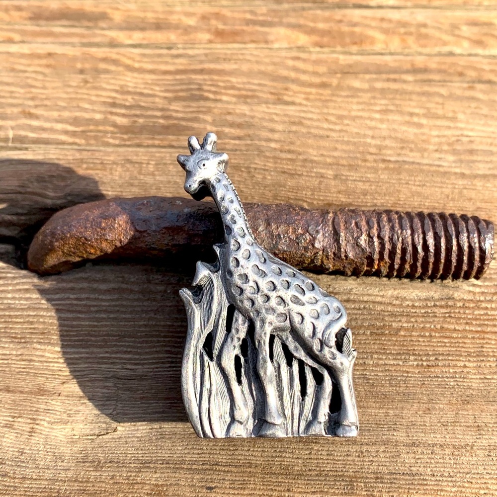 Pewter Giraffe Pin/Box